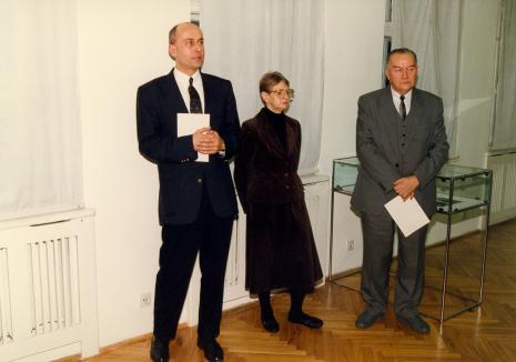 Od lewej dyr. Jaromir Jedliński (ms), Jadwiga Borzęcka (komisarz wystawy), Mirosław Radajewski (kierownik Sekcji Ikonografii Ossolineum)
